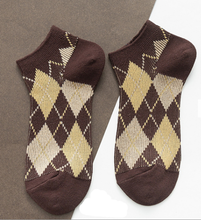 Load image into Gallery viewer, Diamond Pattern Ankle Socks
